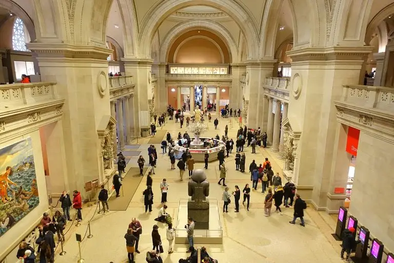 "Great Hall - Metropolitan Museum of Art - New York City" por Steven Lek, bajo licencia CC BY-SA 4.0.